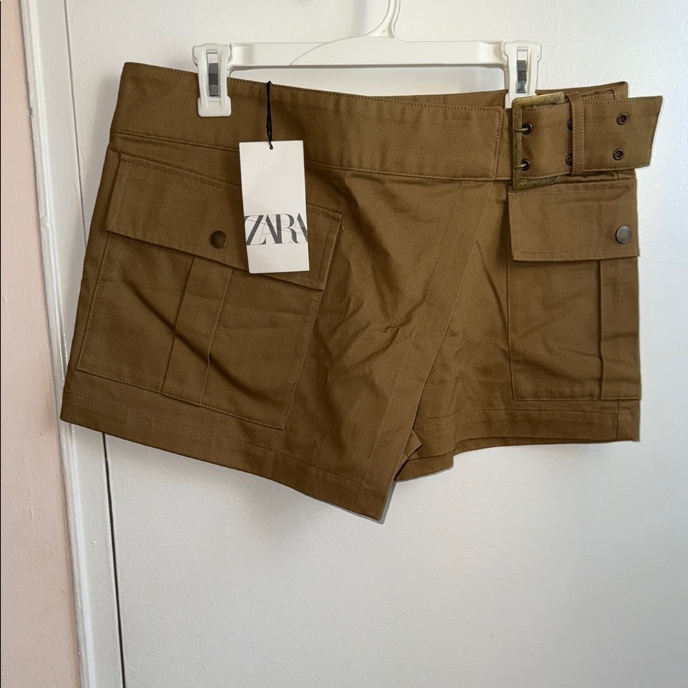 Women’s Large Zippered Zara Tan Cargo Shorts with Tailored Design